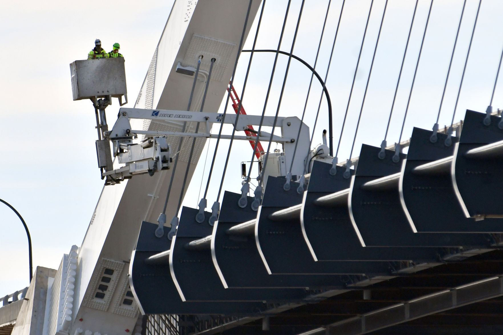 110320-qc-nws-bridge-021
